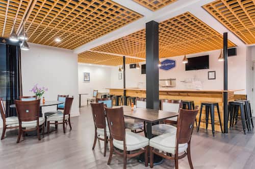 Buffet déjeuner gratuit tous les jours