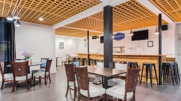 朝食 (ビュッフェ)、毎日提供 (無料)