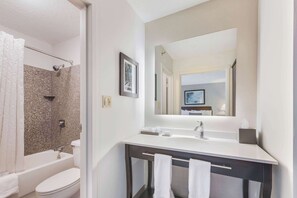 Suite, 1 cama de matrimonio grande, no fumadores, bañera de hidromasaje | Baño | Ducha y bañera combinadas y artículos de higiene personal de diseño