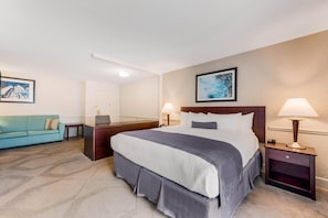 Egyptian cotton sheets, premium bedding, desk, laptop workspace - The Blu Hotel Blue Ash Cincinnati, an Ascend Collection Hotel (Cincinnati)