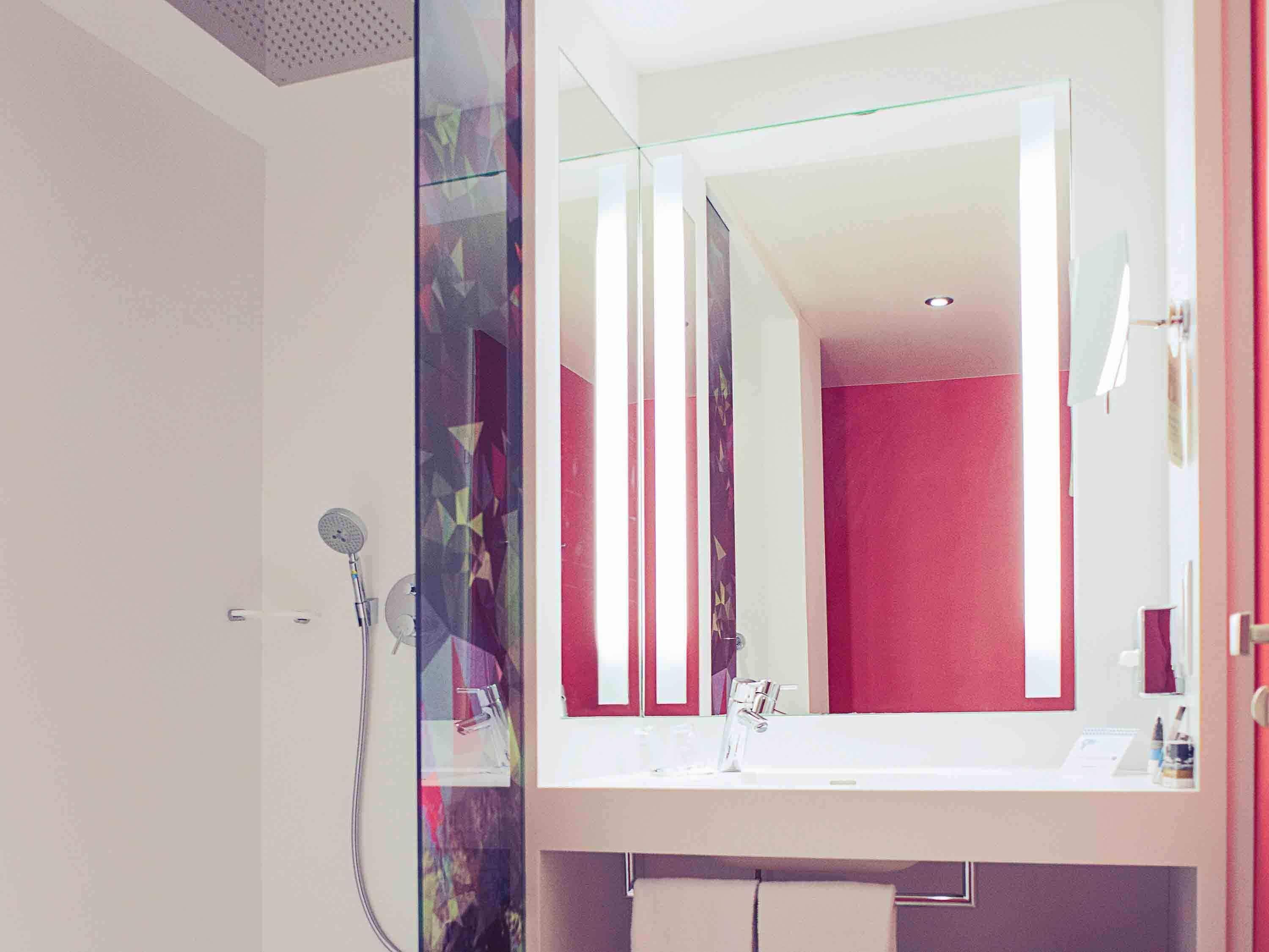 고급 침구, 객실 내 금고, 책상, 노트북 작업 공간