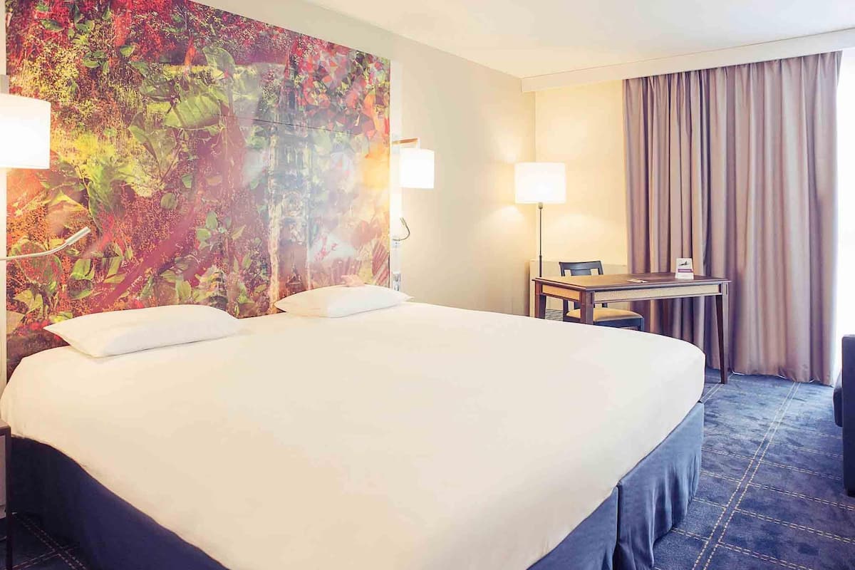 Premium bedding, in-room safe, desk, laptop workspace