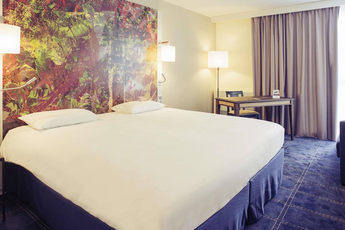 premium bedding, in-room safe, desk, laptop workspace