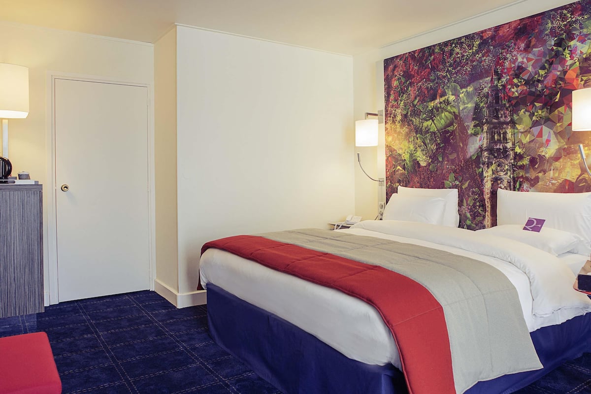 Premium bedding, in-room safe, desk, laptop workspace