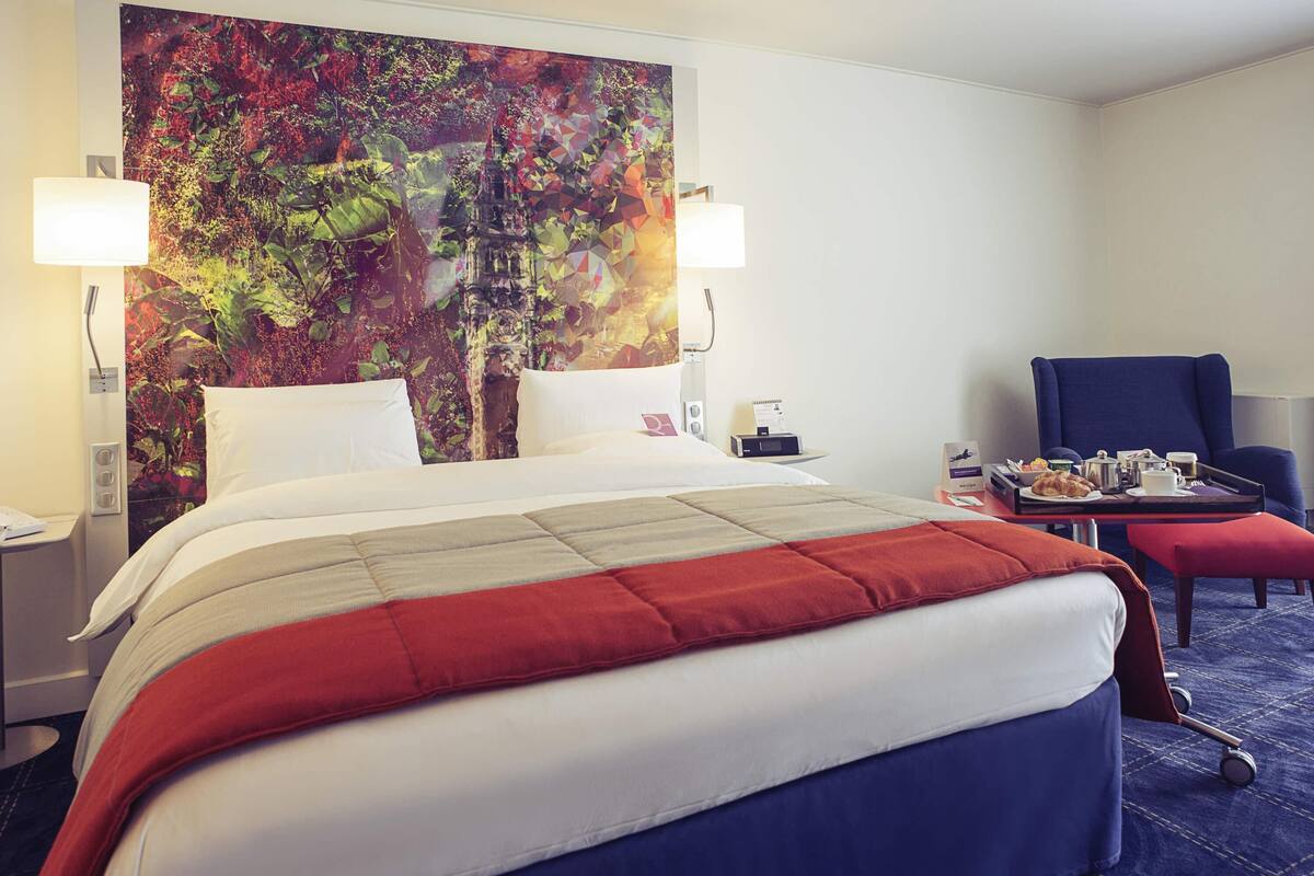 Premium bedding, in-room safe, desk, laptop workspace