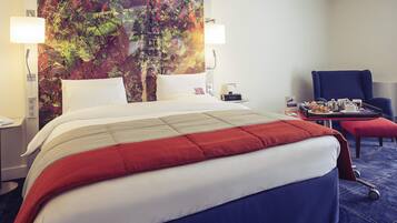 Ropa de cama de alta calidad y caja de seguridad en la habitación