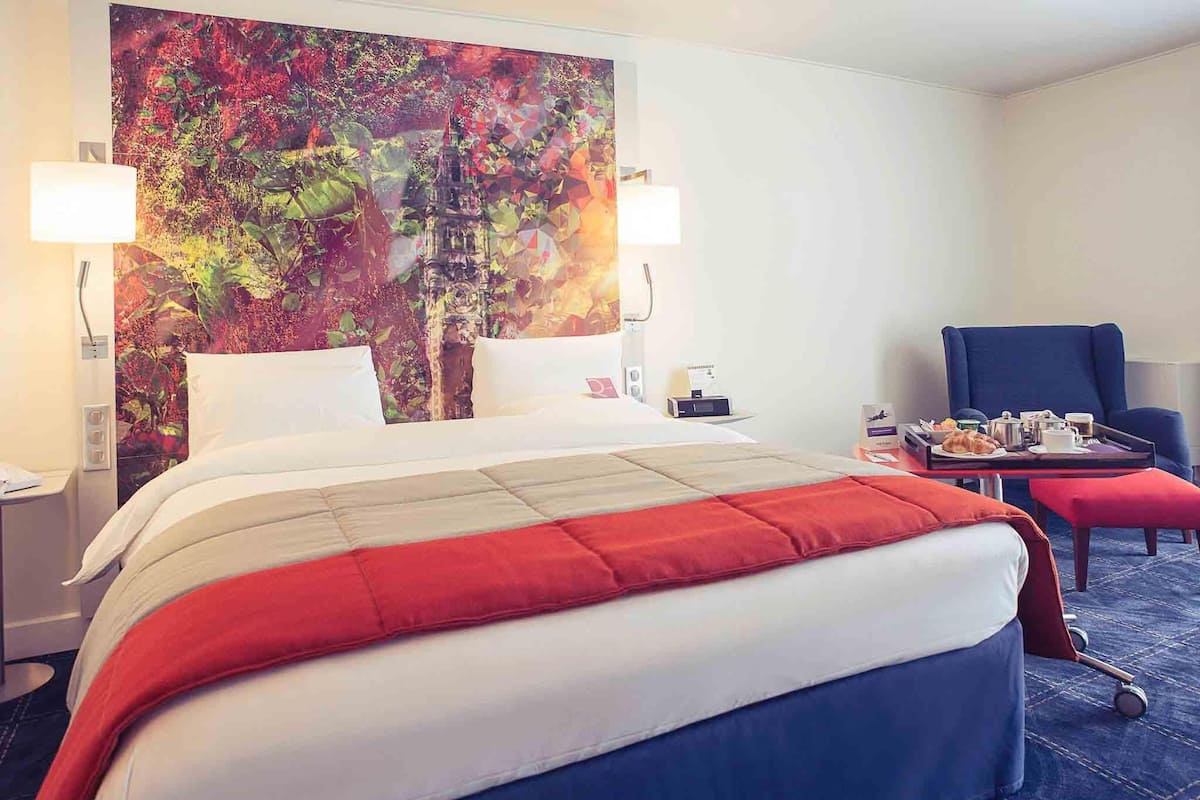 Premium bedding, in-room safe, desk, laptop workspace