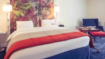 Luxe beddengoed, een kluis op de kamer, een bureau, een laptopwerkplek