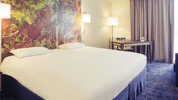 Premium bedding, in-room safe, desk, laptop workspace