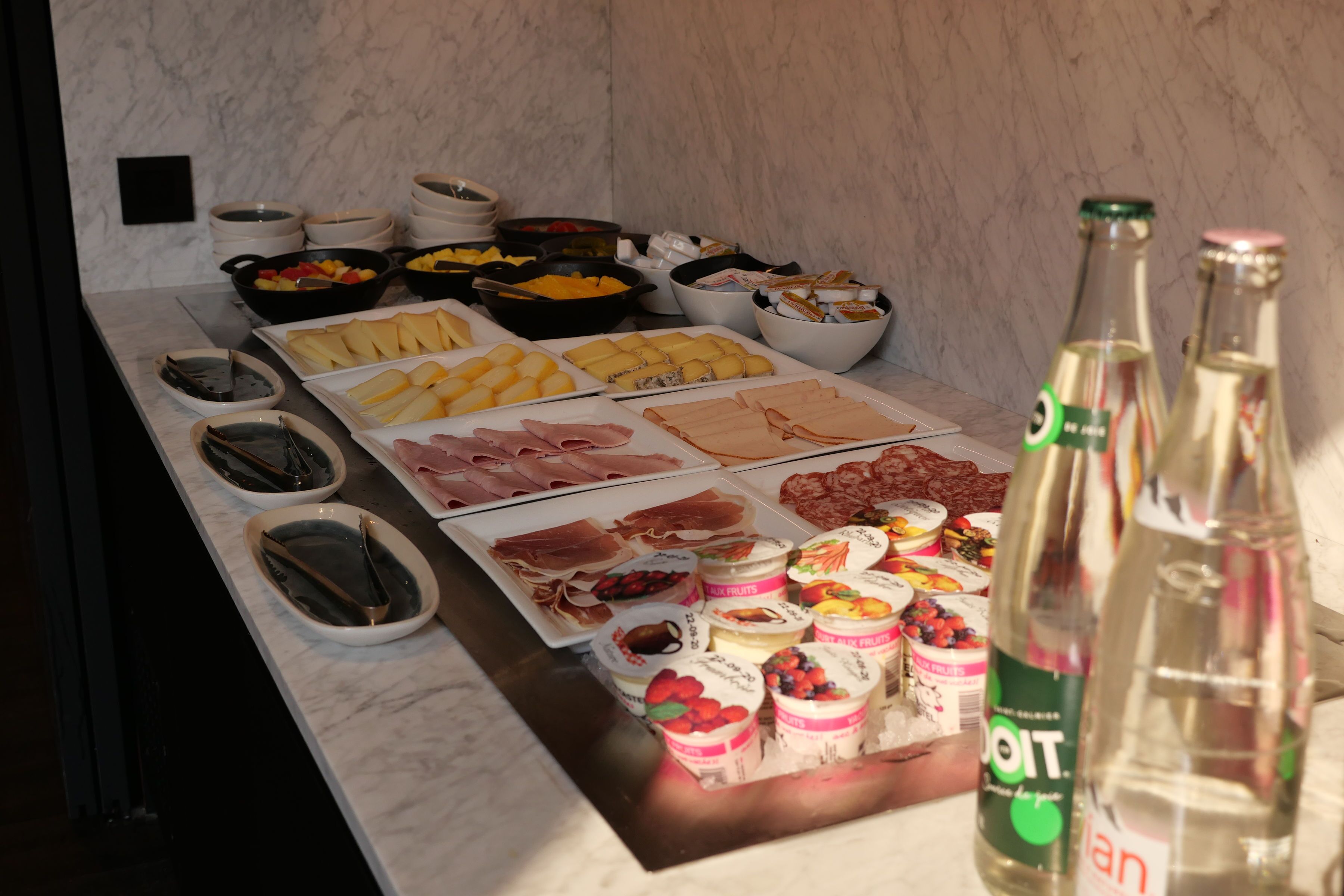 Un bufé con diversas opciones de comida y bebidas.