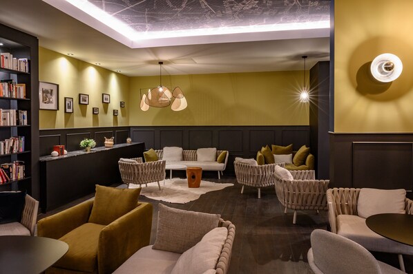 Serve café da manhã, almoço e jantar 
