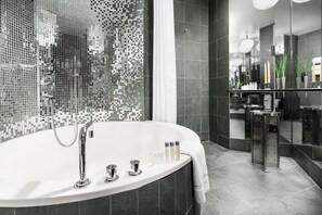 Articles de toilette écologiques, séchoir à cheveux, peignoirs