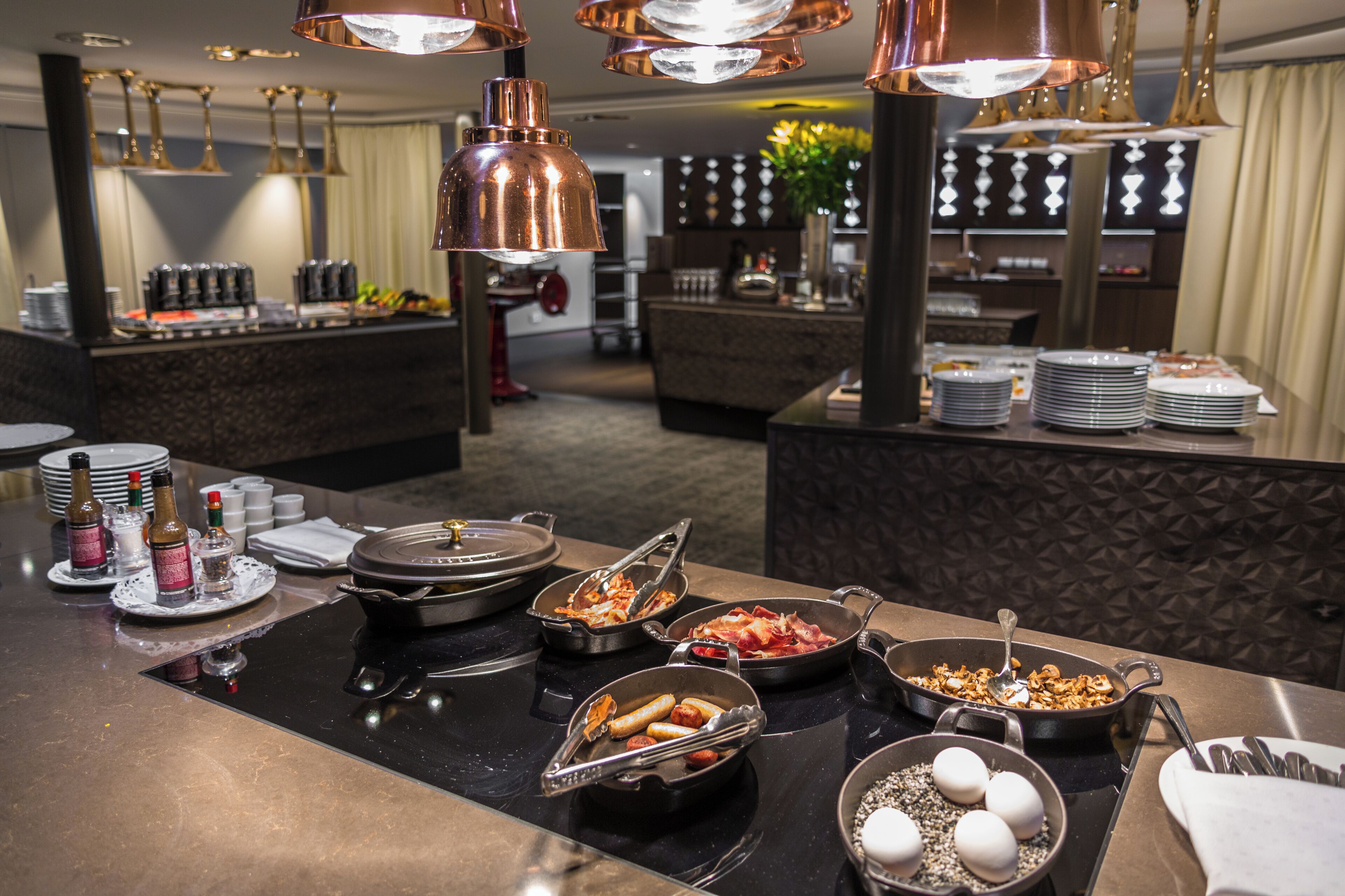 En buffet med forskellige retter, bestik og tilbehør.