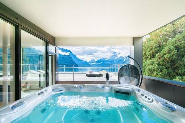 Indoor spa tub