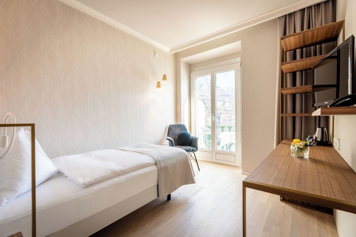 Minibar, coffres-forts dans les chambres, bureau