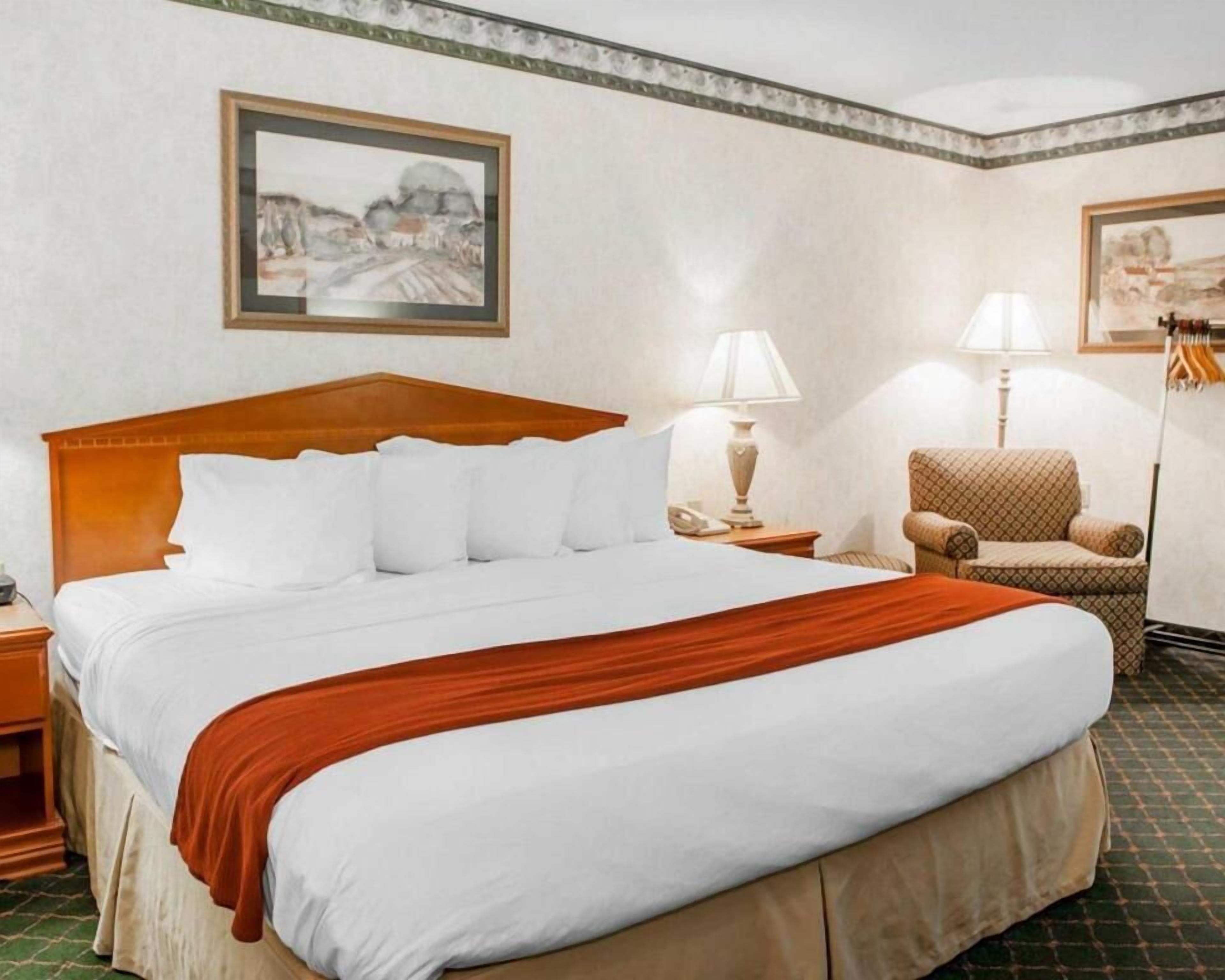 Skrivebord, strykejern/-brett og barnesenger (inkludert)