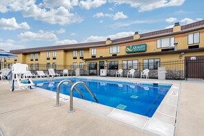 Una piscina al aire libre de temporada