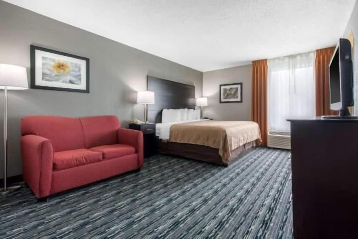 Bureau, fer et planche à repasser, lit de bébé (gratuit)