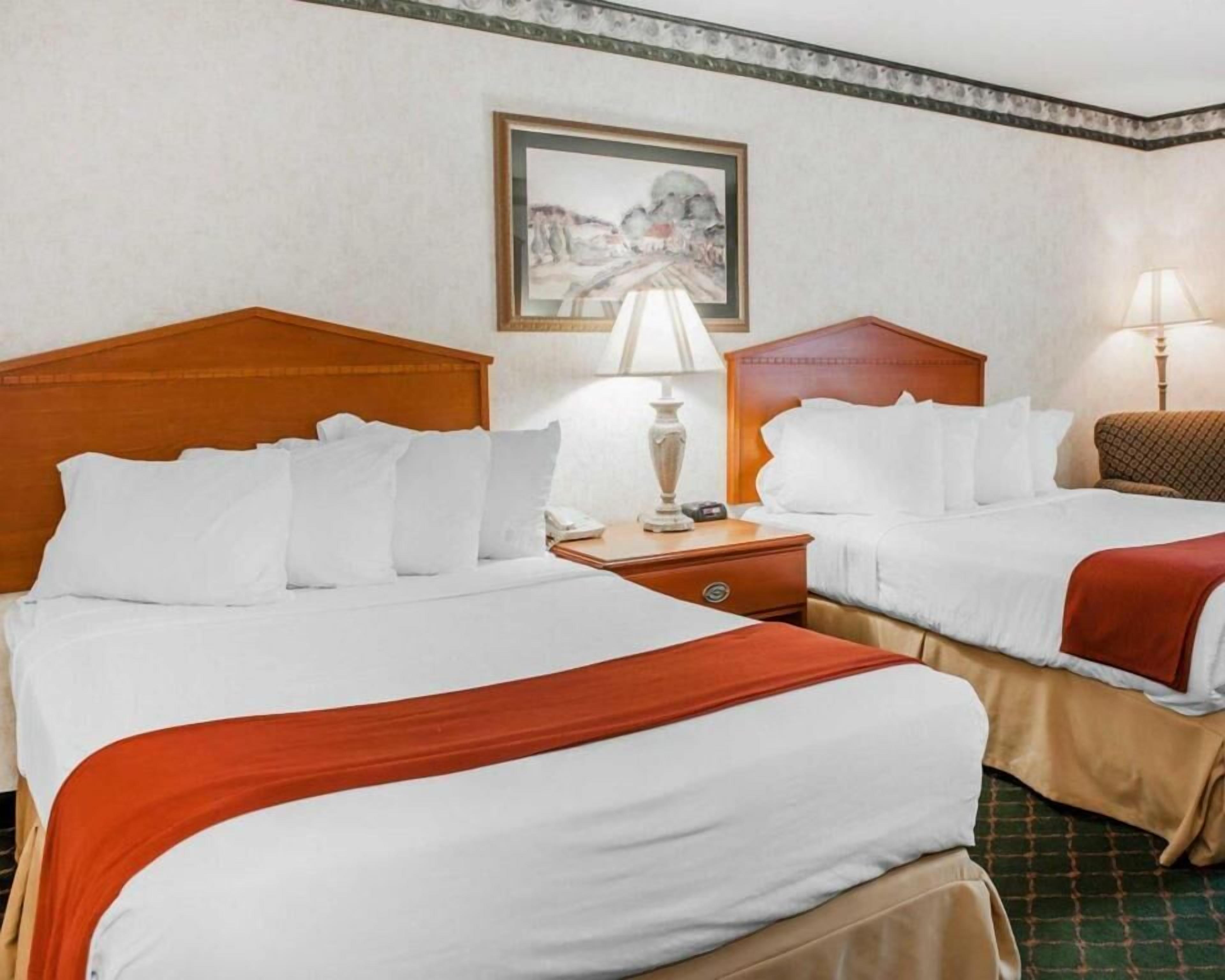 Skrivebord, strykejern/-brett og barnesenger (inkludert)