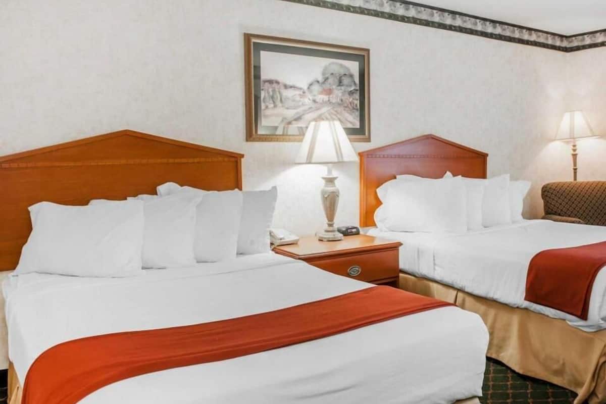 Bureau, fer et planche à repasser, lit de bébé (gratuit)