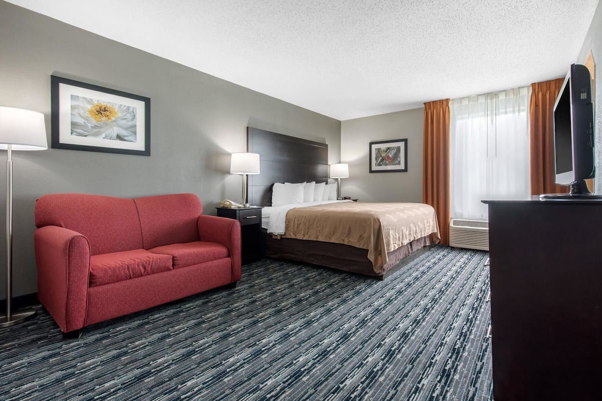 Bureau, fer et planche à repasser, lit de bébé (gratuit)