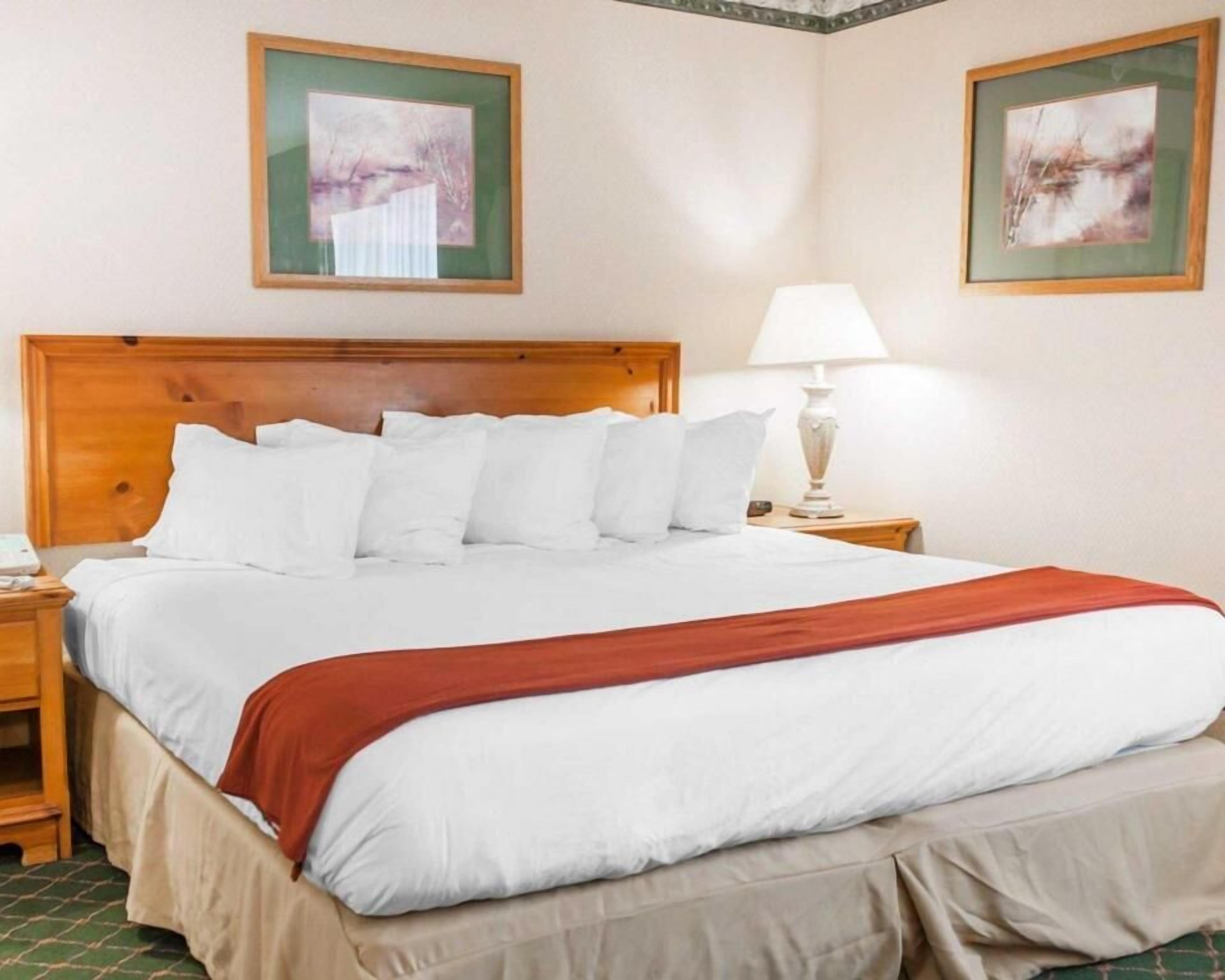 Skrivebord, strykejern/-brett og barnesenger (inkludert)