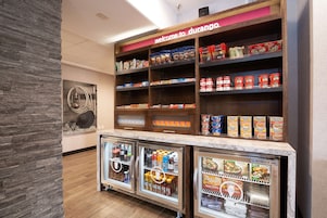 Un quiosco de bebidas con un letrero que dice 'Welcome to Durango', lleno de refrigerios y bebidas.
