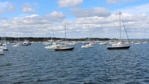 Un port de plaisance où sont amarrés de nombreux voiliers.