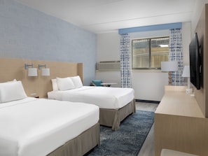 Lower Level 2 Queens | Hypo-allergenic bedding, desk, laptop workspace, blackout curtains - Hotel 1620 Plymouth Harbor (Plymouth)