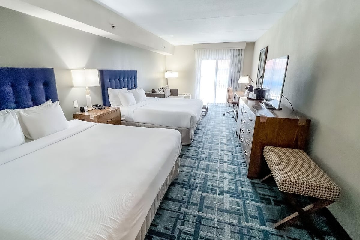 2 King Beds with Side Balcony | Ropa de cama hipoalergénica y escritorio