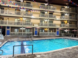 Una piscina cubierta