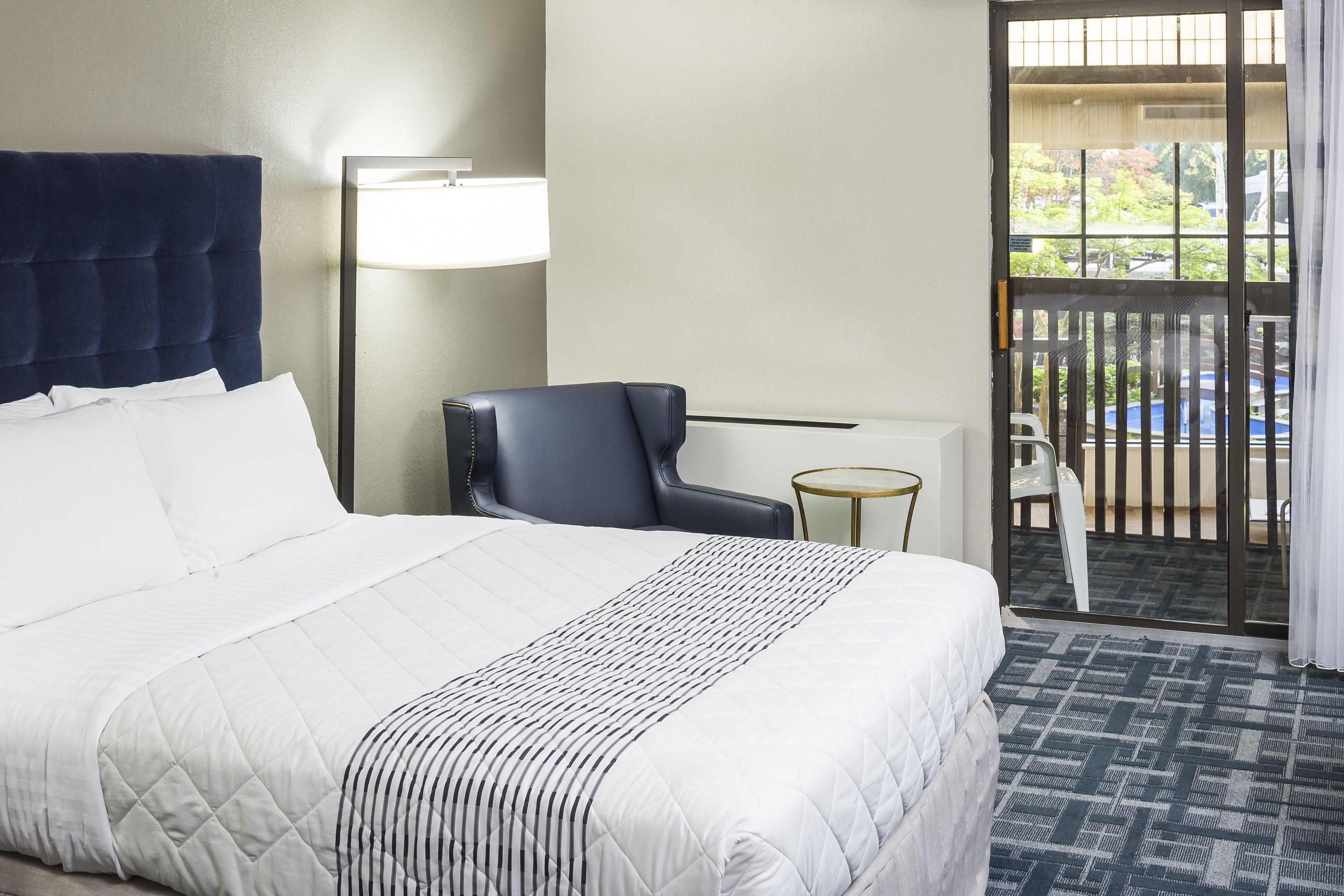 1 bedroom, hypo-allergenic bedding, desk, laptop workspace