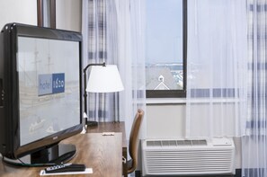 Chambre, 1 très grand lit, vue partielle sur l'océan | 1 chambre, literie hypoallergénique, bureau