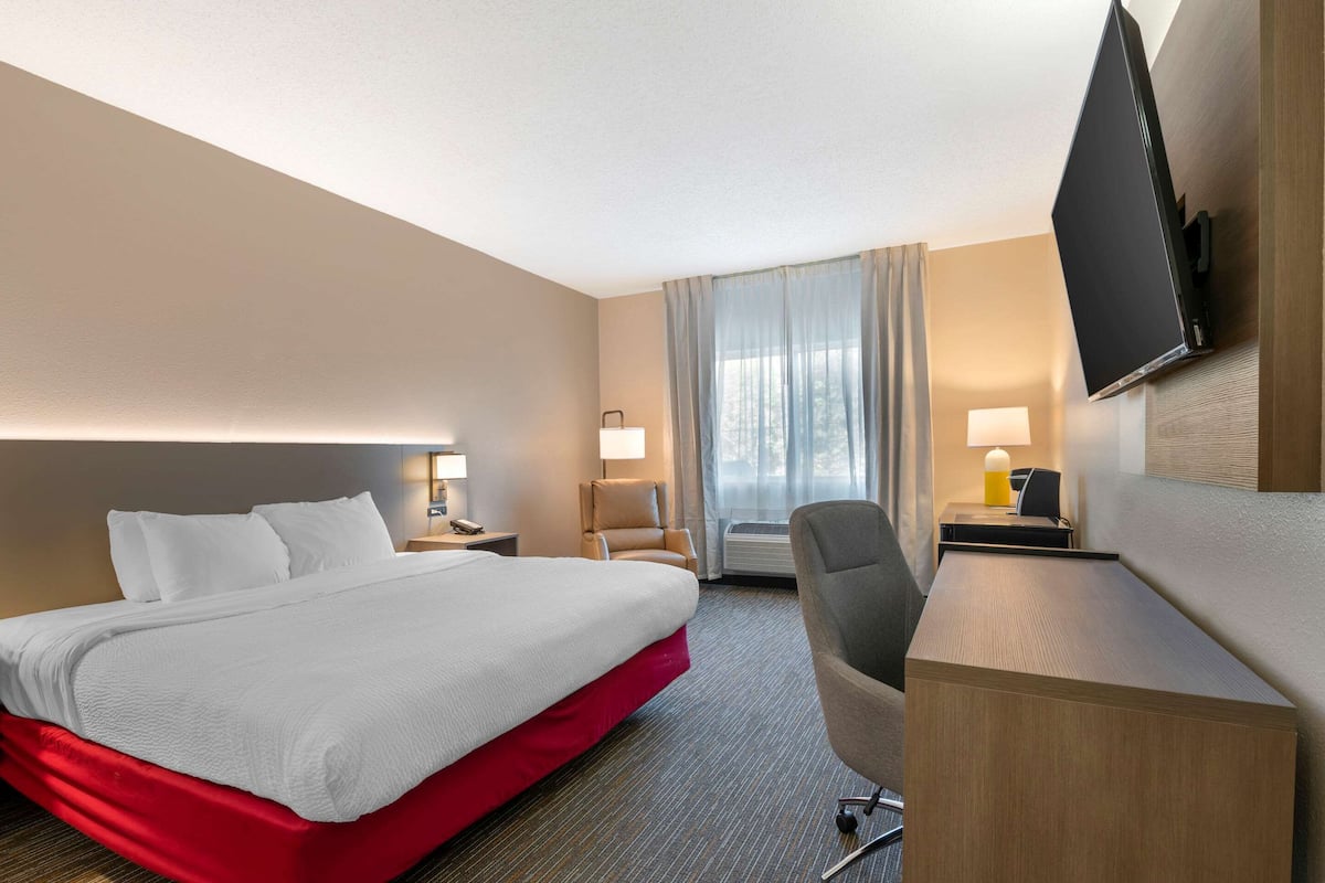 Chambre Standard, 1 très grand lit, non-fumeur | Bureau, rideaux d’obscurcissement, fer et planche à repasser
