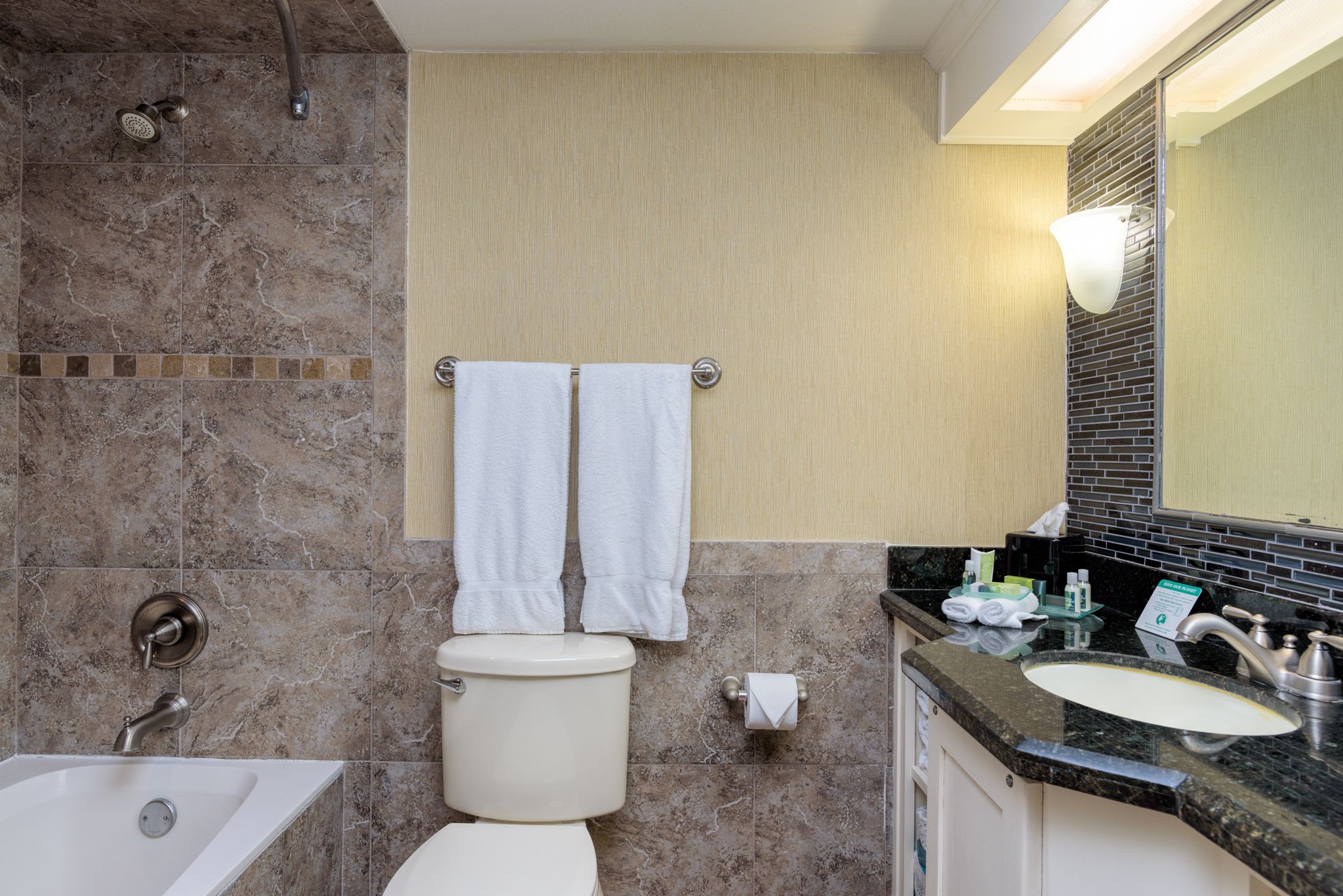 Un baño moderno con bañera, inodoro y lavamanos.