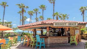 Eine Whiskey-Bar mit Außenbereich und Blick auf Palmen.