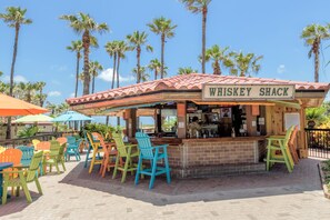 Poolside bar - Isla Grand Beach Resort (South Padre Island)