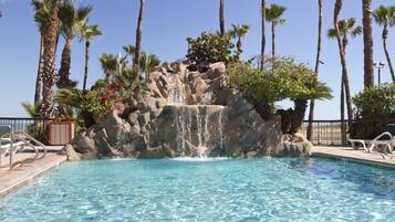 2 piscinas al aire libre, sombrillas, sillones reclinables de piscina