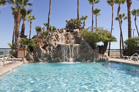 2 piscinas al aire libre, sombrillas, sillones reclinables de piscina. Isla Grand Beach Resort