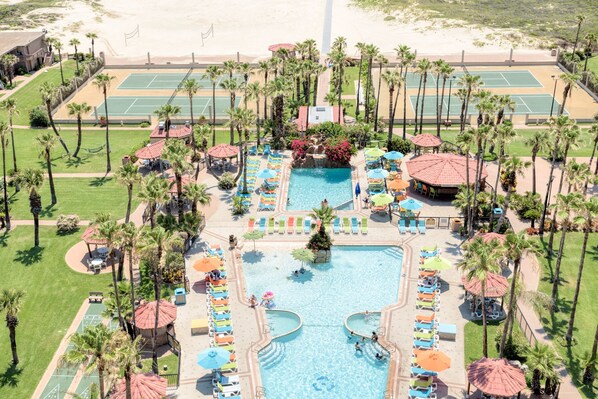 2 piscines extérieures, parasols de plage, chaises longues