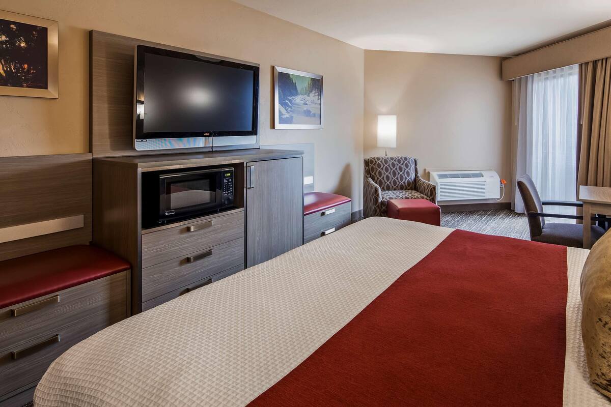 Cots/infant beds, rollaway beds, free WiFi