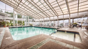 Una piscina cubierta