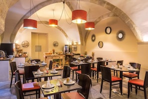 Daily buffet breakfast (EUR 18 per person) - Best Western Le Marquis de La Baume (Nîmes)