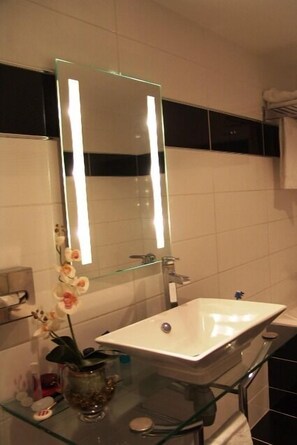 Privilege Room, 1 Queen Bed (Twin bed on request) | Kylpyhuoneen mukavuudet | Suihkun ja ammeen yhdistelmä, ympäristöystävälliset hygieniatuotteet