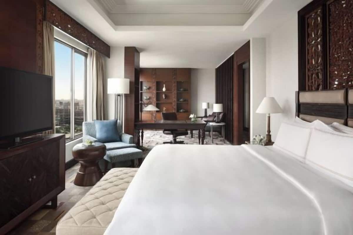 Hypo-allergenic bedding, in-room safe, desk, blackout curtains