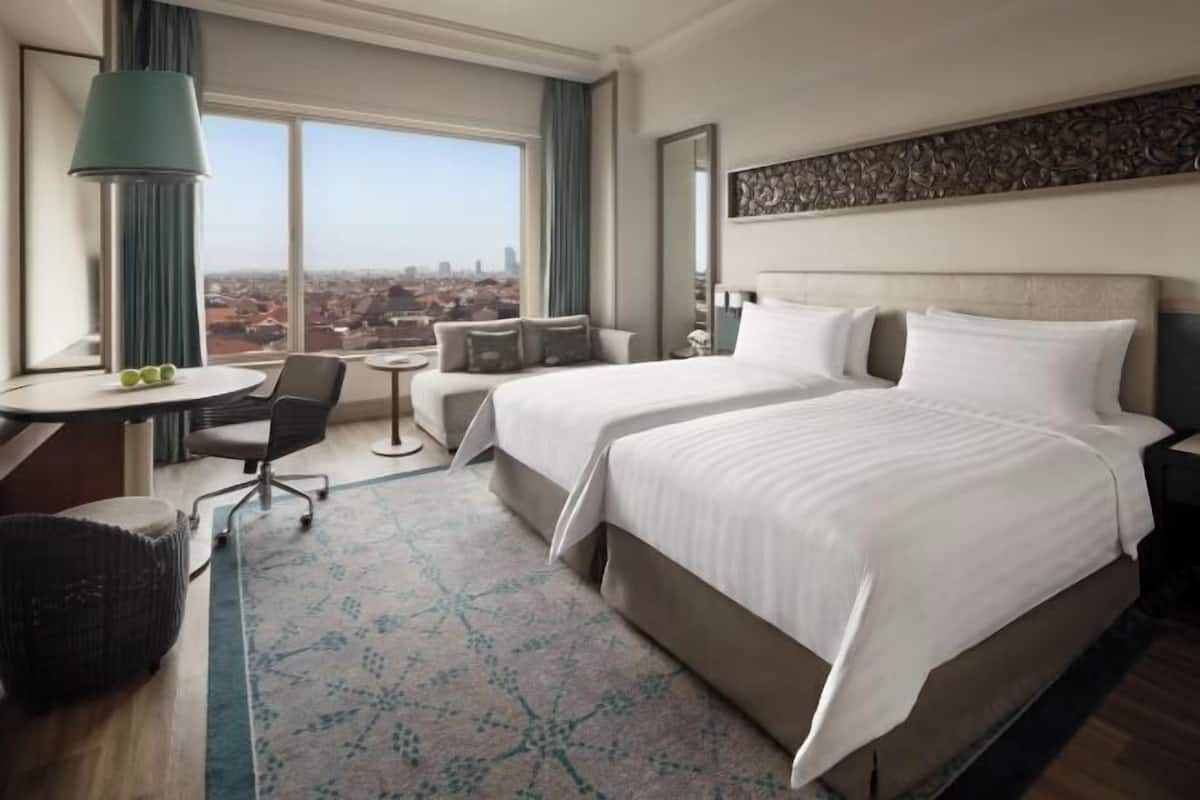 Hypo-allergenic bedding, in-room safe, desk, blackout curtains