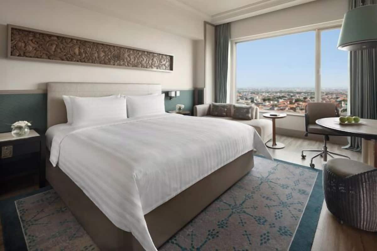 Hypo-allergenic bedding, in-room safe, desk, blackout curtains