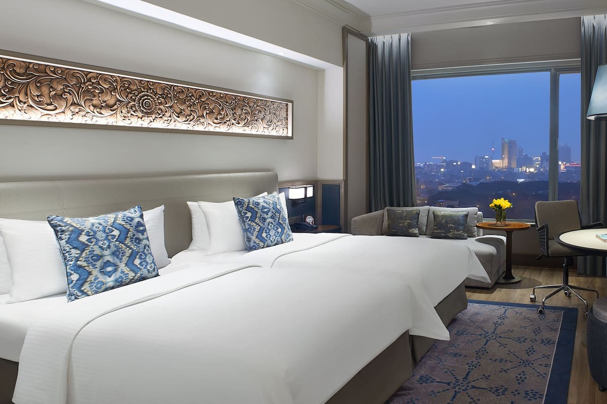 Hypo-allergenic bedding, in-room safe, desk, blackout curtains