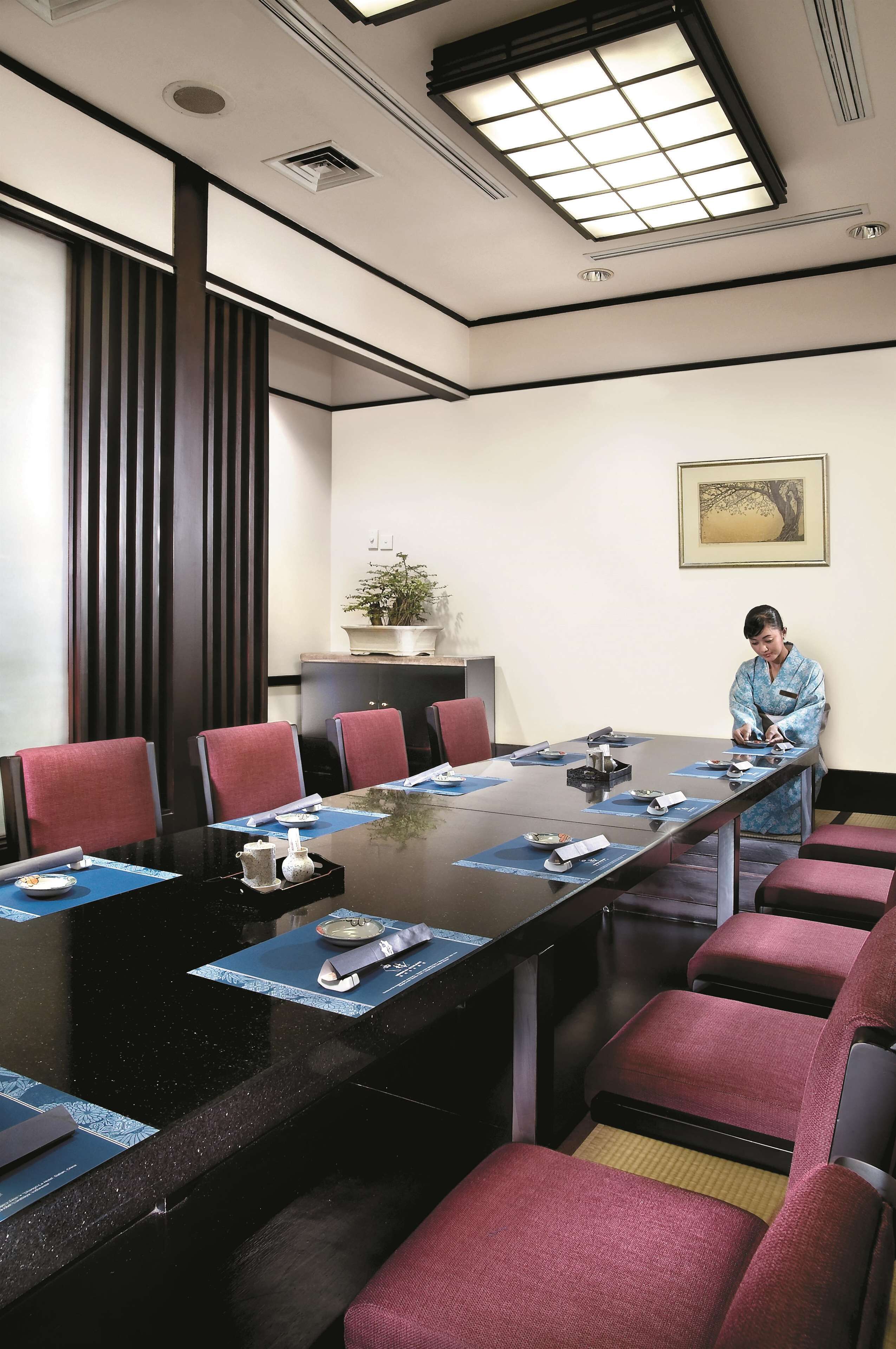 5 restaurants, breakfast served