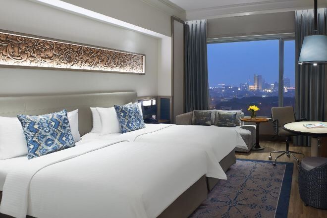 Hypo-allergenic bedding, in-room safe, desk, blackout curtains